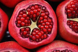 Buah Delima Segar Sebagai Makanan Penambah Darah