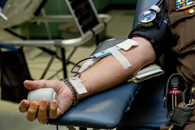 Seorang Laki-Laki sedang Menjalani Proses Donor Darah