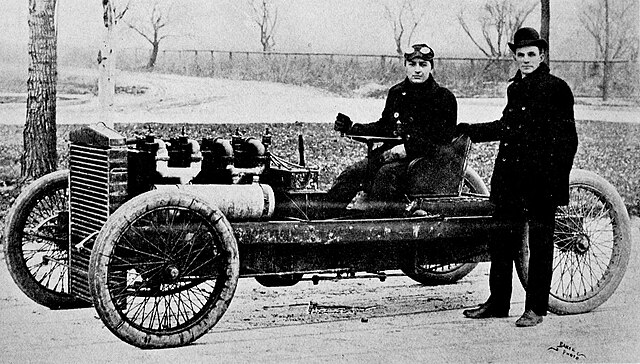 Henry Ford dan Barney Oldfield dengan Mobil Ciptaannya